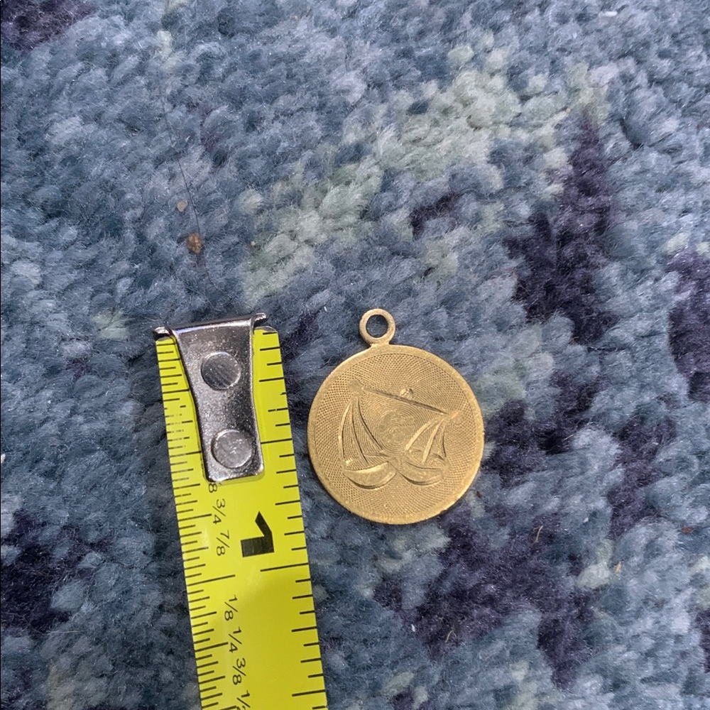 Vintage 12k gold filled round pendant charm w law scales motif - Picture 5 of 5